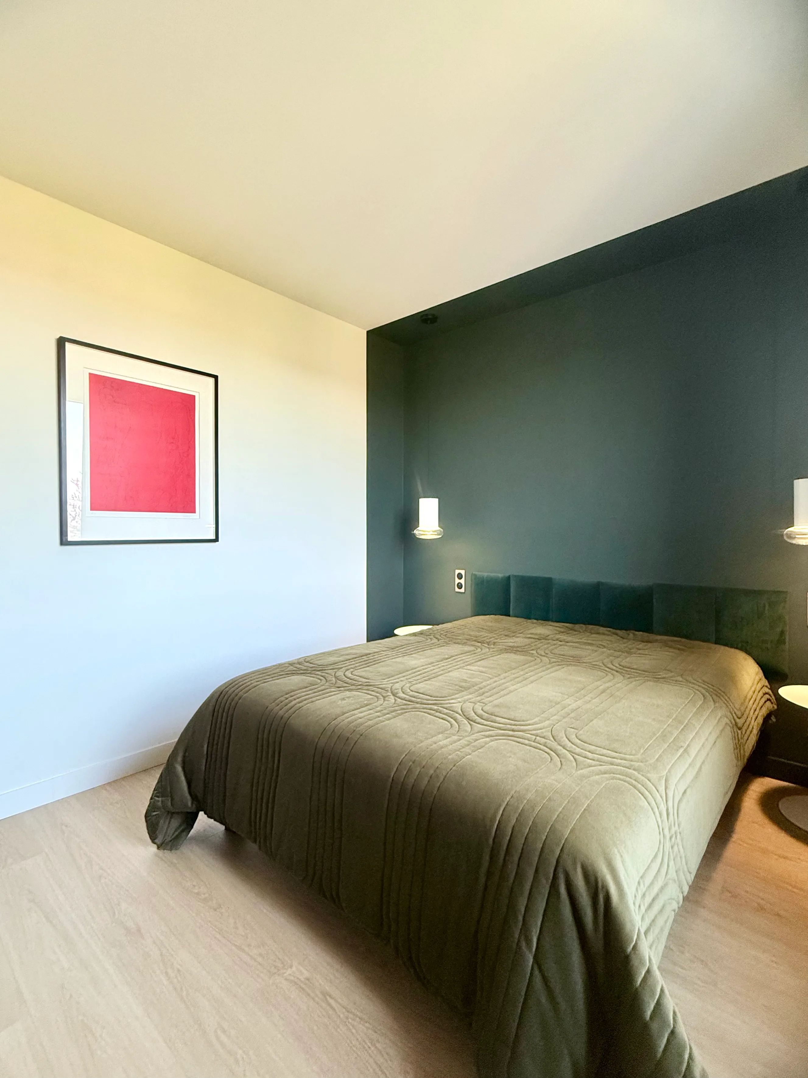Vue d'ensemble chambre rénovée dans l'Aude