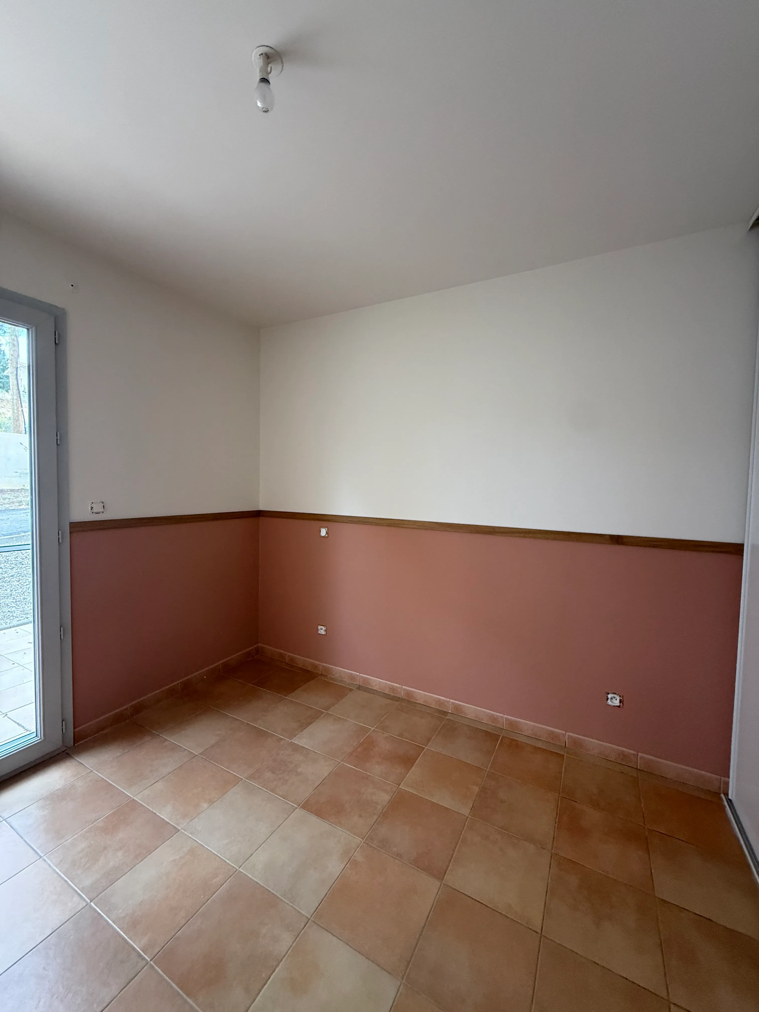 Chambre remise en état après travaux de rénovation — résultat LK Peinture dans l'Aude