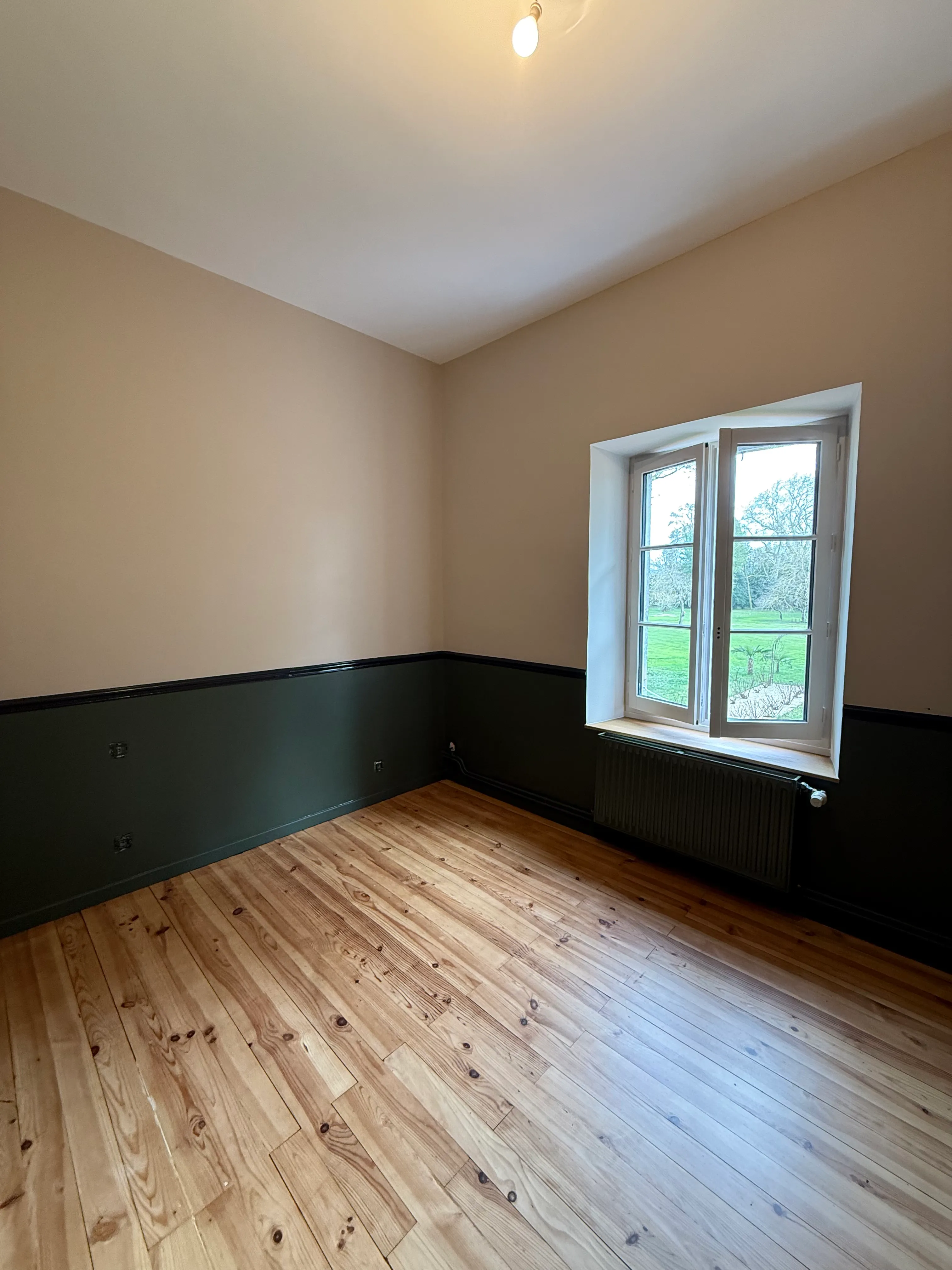 Détail de lames de parquet chêne posées avec soin, joints serrés — LK Peinture