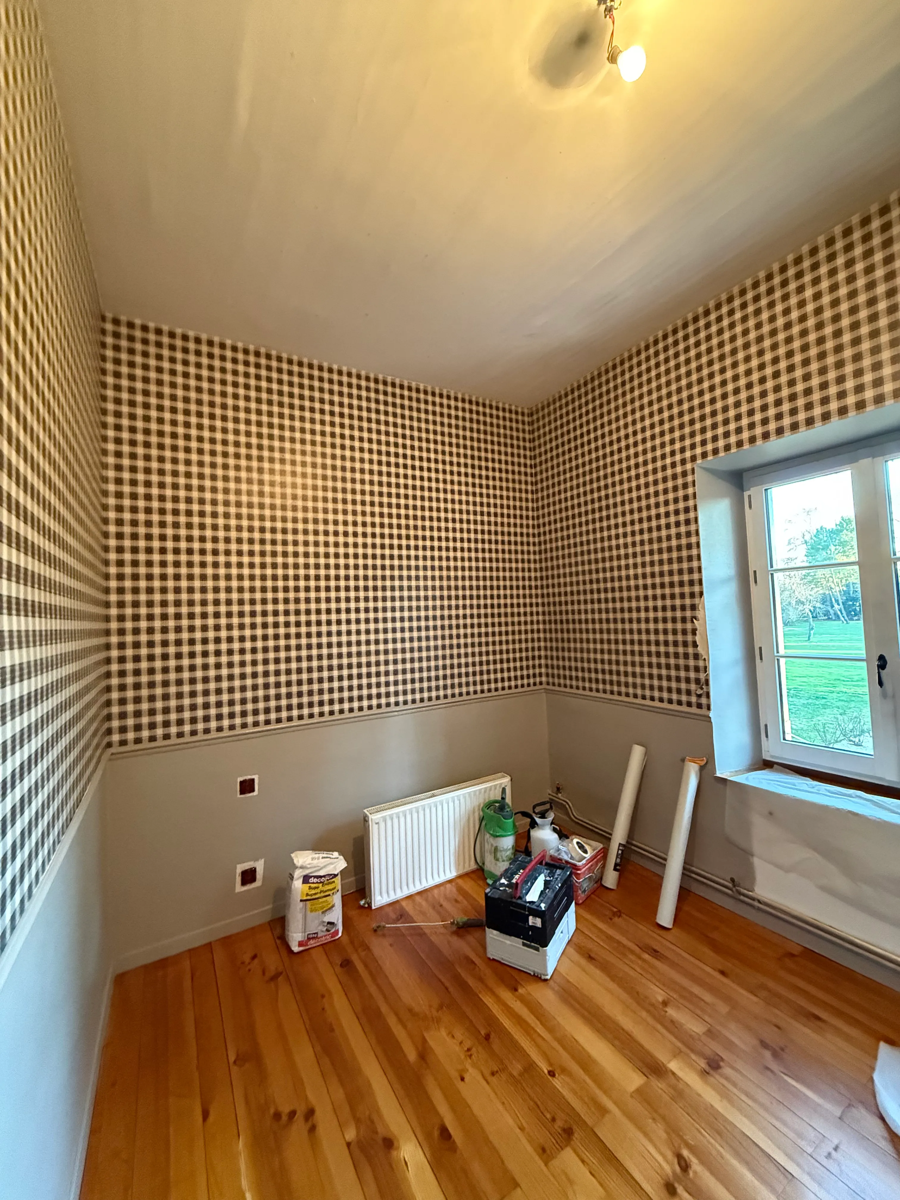Parquet en cours de pose dans une maison en rénovation — LK Peinture