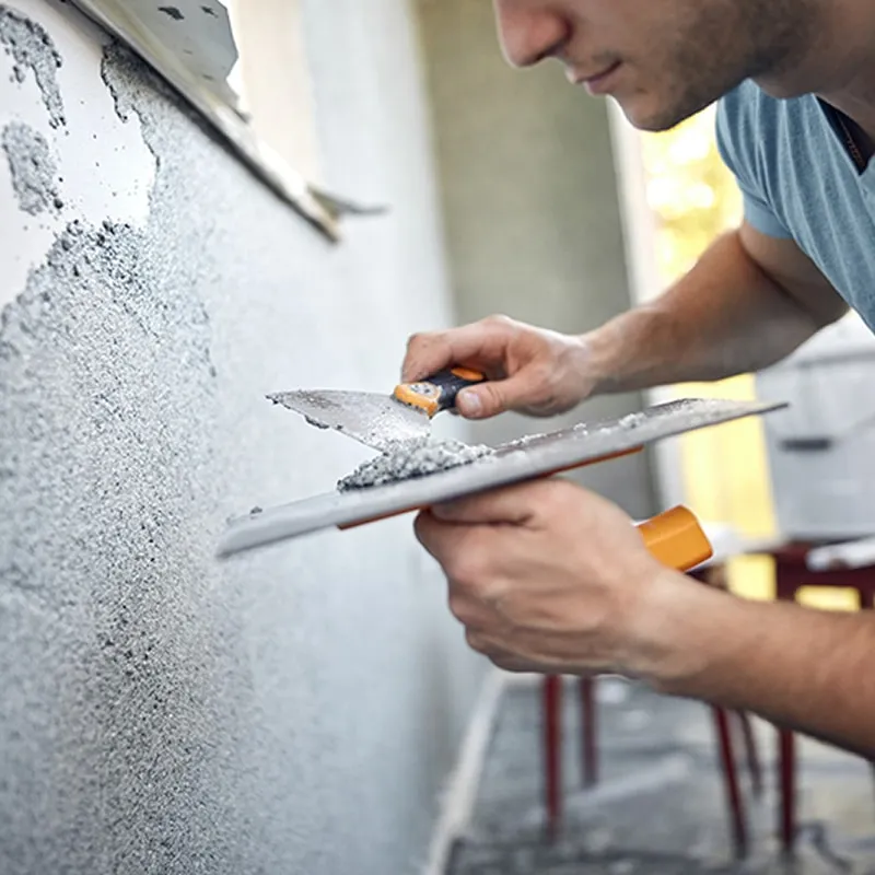 Artisan peintre en train d'appliquer du crépi sur un mur — LK Peinture, Alairac