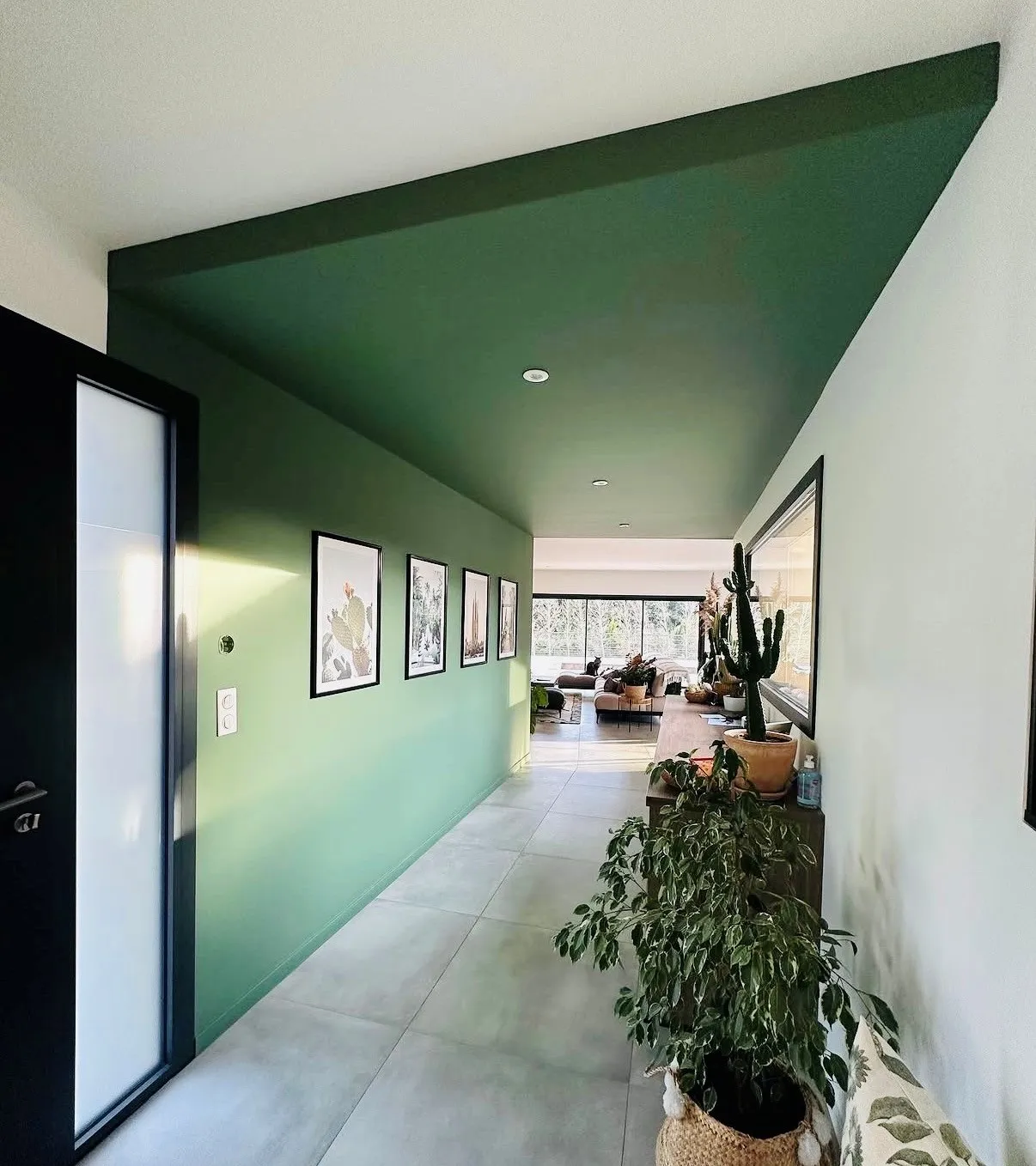 Couloir avec traitement mural bicolore vert et blanc, finitions peinture et revêtements coordonnés dans un logement audois